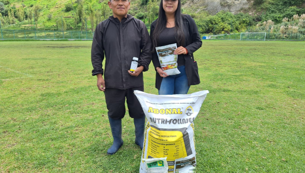 ENTREGA DE PRODUCTOS ENRAISANTE, INSECTICIDA Y ABONO PARA EL ESTADIO DE RUMICHACA